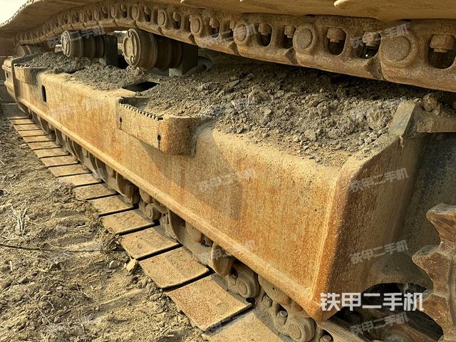 單側(cè)履帶整體(整機外觀) 單側(cè)履帶整體(整機外觀)