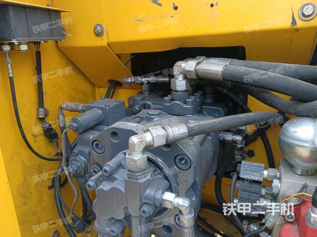 液壓泵艙室正面整體(整機外觀) 液壓泵艙室正面整體(整機外觀)