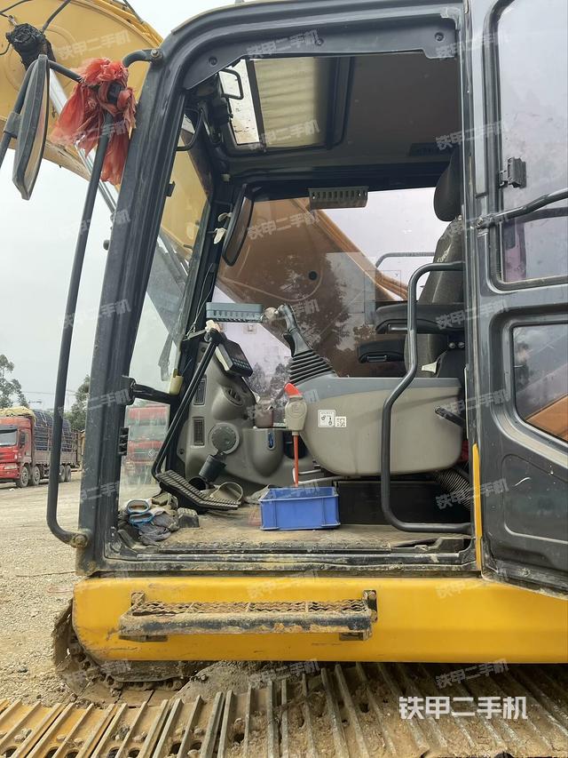 駕駛室頂部(整機(jī)外觀) 駕駛室頂部(整機(jī)外觀)
