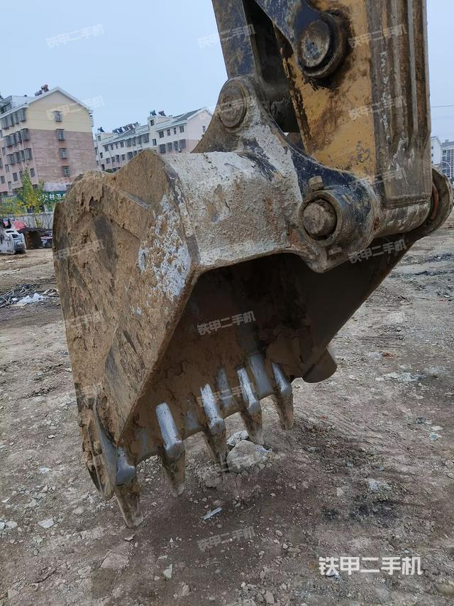 铲斗右后整体(工作和回转装置) 铲斗右后整体(工作和回转装置)