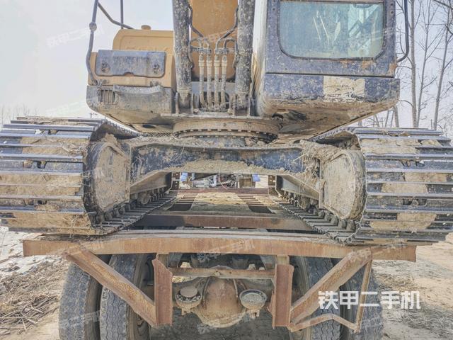 轉(zhuǎn)盤(pán)和下車架正前(工作和回轉(zhuǎn)裝置) 轉(zhuǎn)盤(pán)和下車架正前(工作和回轉(zhuǎn)裝置)