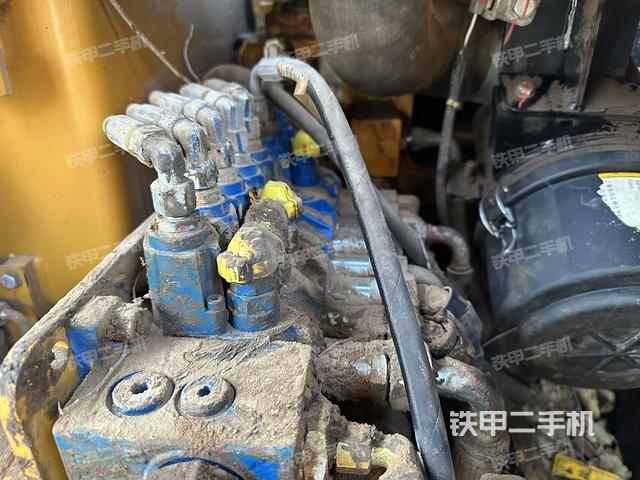 回轉(zhuǎn)馬達(dá)和主控閥(整機(jī)外觀) 回轉(zhuǎn)馬達(dá)和主控閥(整機(jī)外觀)