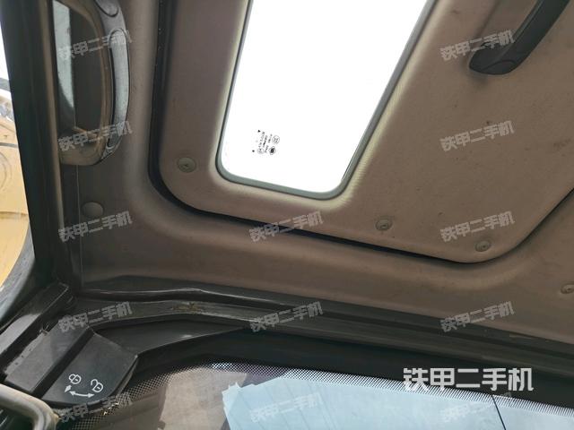 行走控制手柄和踏板?俯拍（駕駛室部分）