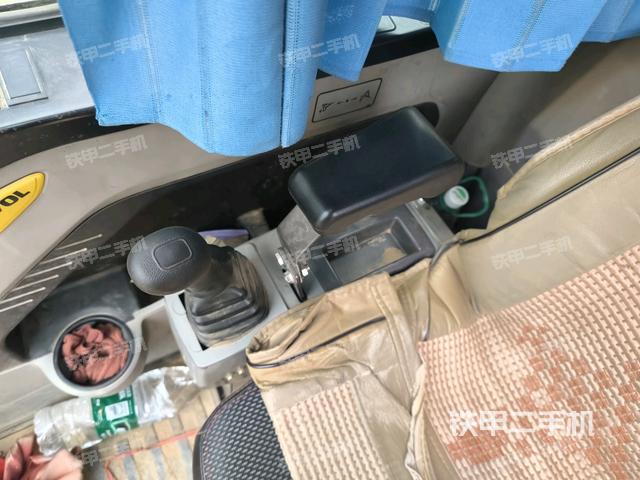 行走控制手柄和踏板?俯拍(駕駛室部分) 行走控制手柄和踏板?俯拍(駕駛室部分)