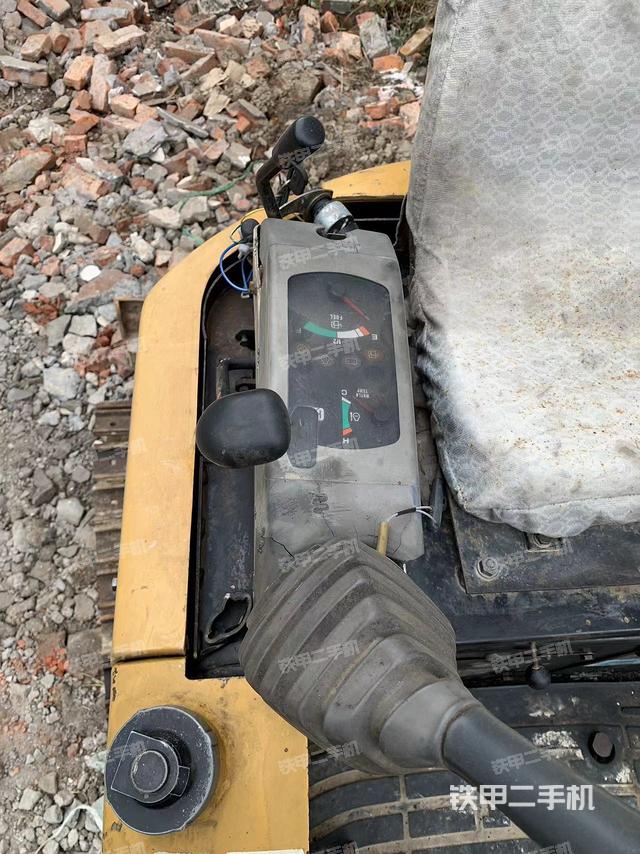 駕駛室整體(整機(jī)外觀) 駕駛室整體(整機(jī)外觀)