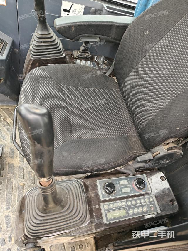 行走控制手柄和踏板?俯拍（駕駛室部分）