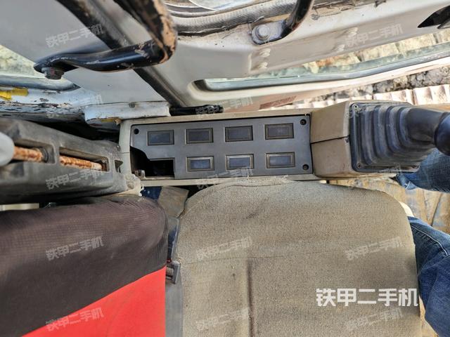 座椅左側(cè)控制臺(tái)/音響/含左手柄(駕駛室部分) 座椅左側(cè)控制臺(tái)/音響/含左手柄(駕駛室部分)