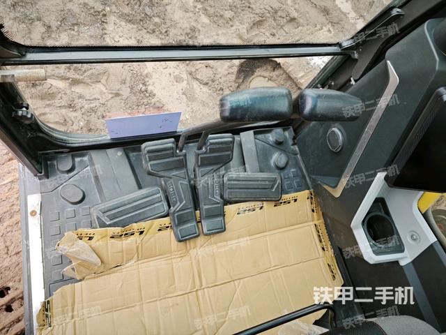 行走控制手柄和踏板?俯拍(駕駛室部分) 行走控制手柄和踏板?俯拍(駕駛室部分)