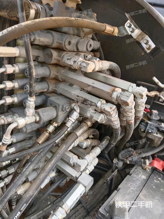 回轉(zhuǎn)馬達和主控閥(整機外觀) 回轉(zhuǎn)馬達和主控閥(整機外觀)