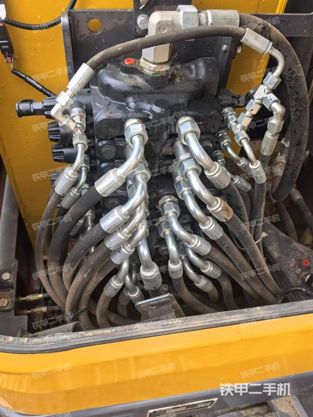 液壓泵艙室正面整體（整機外觀）