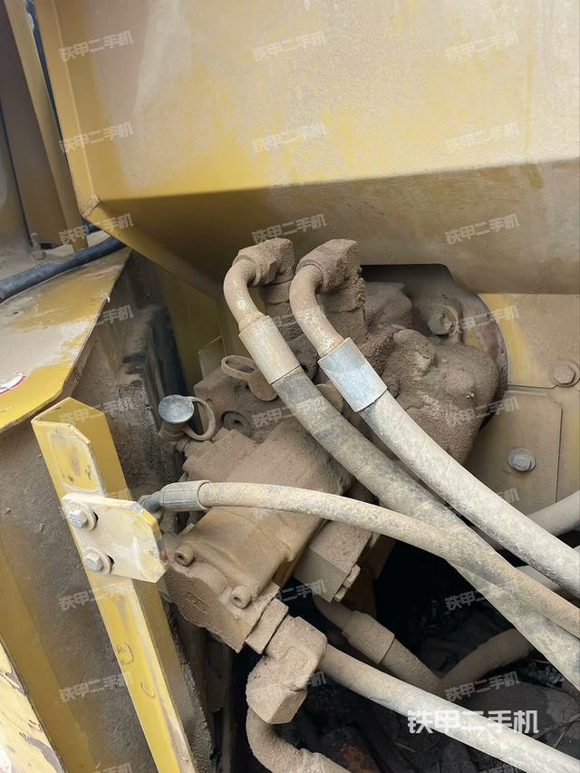 液壓泵艙室正面整體(整機外觀) 液壓泵艙室正面整體(整機外觀)