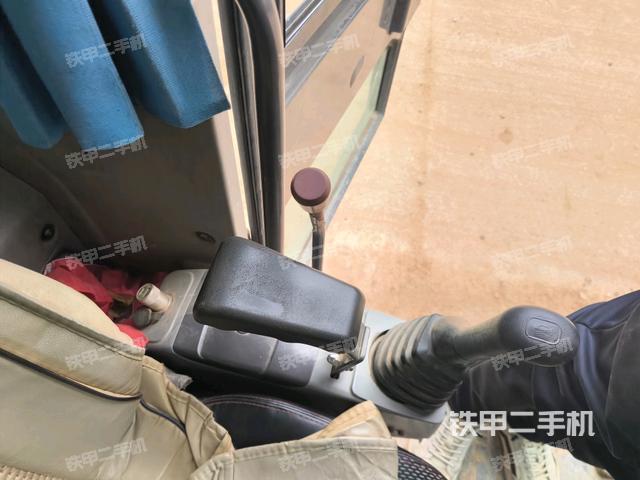 座椅右側(cè)控制臺(tái)/鑰匙門/油門/含右手柄(駕駛室部分) 座椅右側(cè)控制臺(tái)/鑰匙門/油門/含右手柄(駕駛室部分)