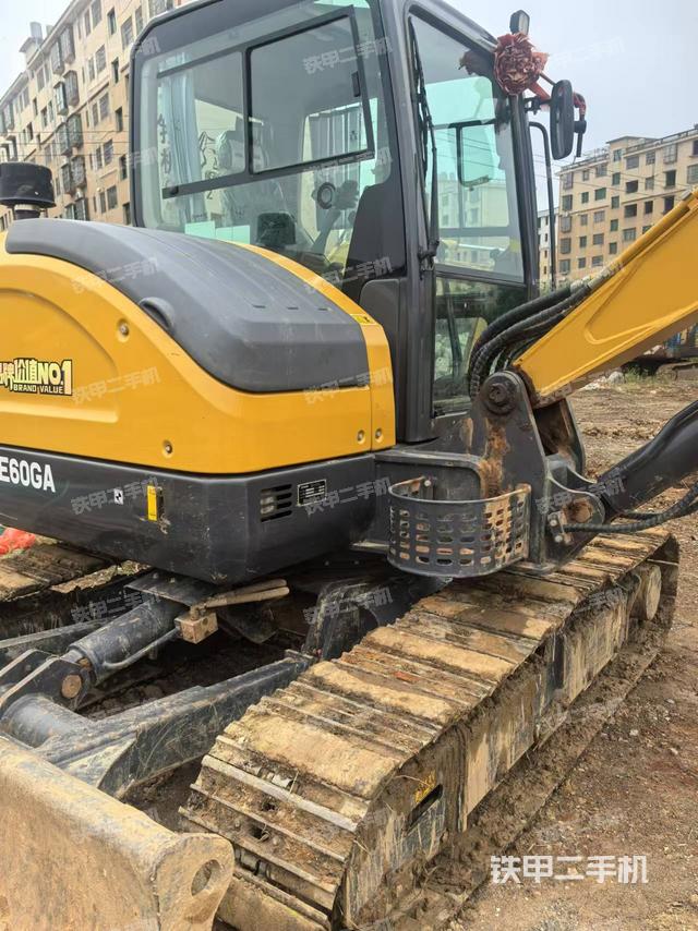 駕駛室頂部（整機外觀）