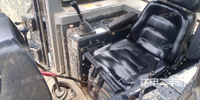 駕駛室操作臺(設(shè)備外觀及核心部件) 駕駛室操作臺(設(shè)備外觀及核心部件)