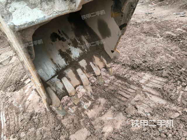 鏟斗右后整體(工作和回轉(zhuǎn)裝置) 鏟斗右后整體(工作和回轉(zhuǎn)裝置)