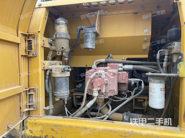液壓泵艙室正面整體(整機(jī)外觀) 液壓泵艙室正面整體(整機(jī)外觀)