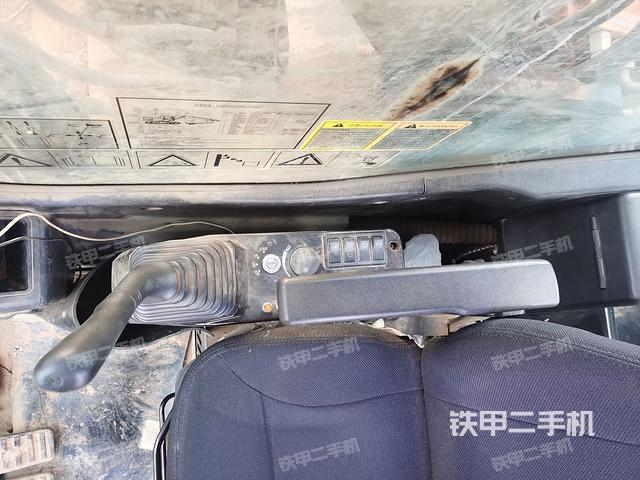 座椅右侧控制台/钥匙门/油门/含右手柄(驾驶室部分) 座椅右侧控制台/钥匙门/油门/含右手柄(驾驶室部分)