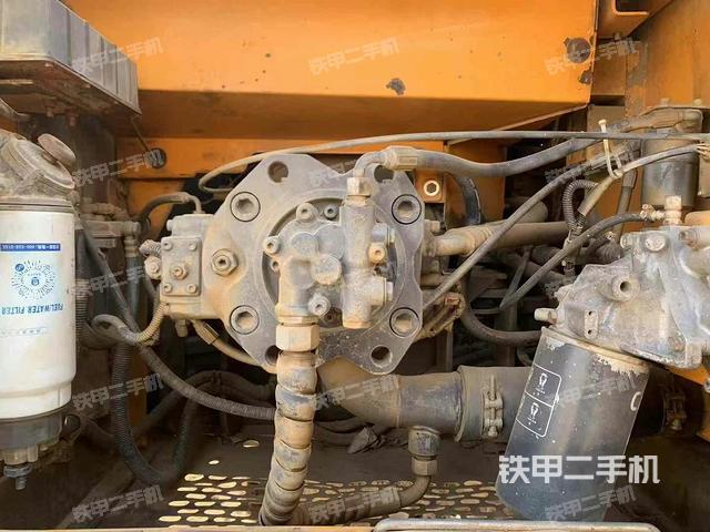 液壓泵艙室正面整體（整機外觀）