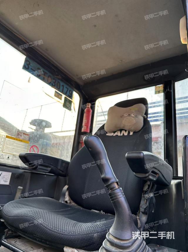 駕駛室頂部(整機(jī)外觀) 駕駛室頂部(整機(jī)外觀)