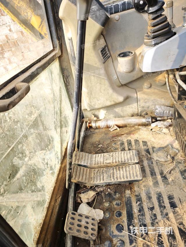 行走控制手柄和踏板?俯拍（駕駛室部分）