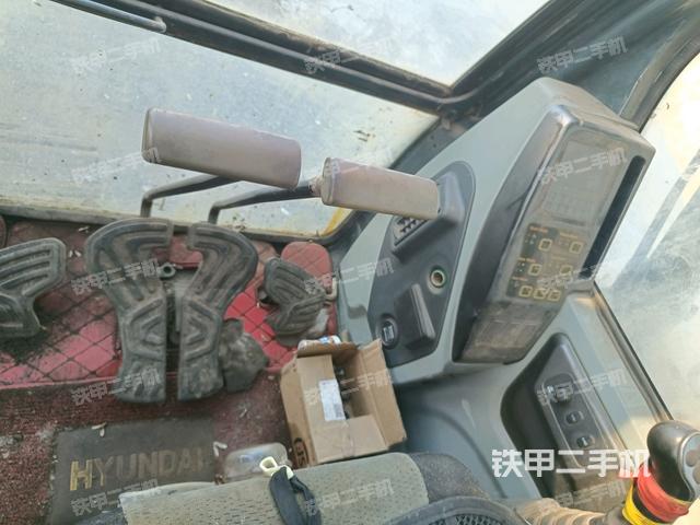 行走控制手柄和踏板?俯拍（駕駛室部分）