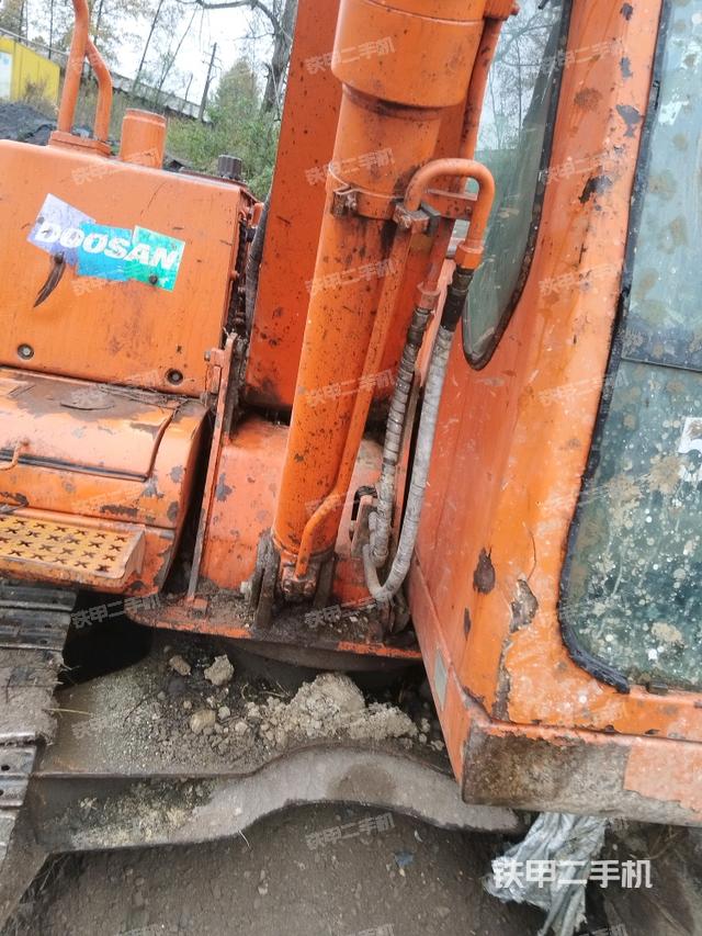 大臂根部?斜（工作和回轉(zhuǎn)裝置）