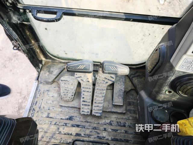 行走控制手柄和踏板?俯拍(駕駛室部分) 行走控制手柄和踏板?俯拍(駕駛室部分)
