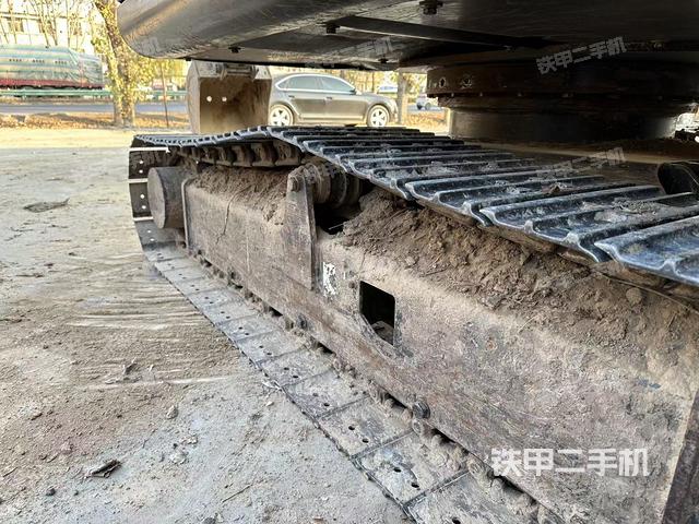單側(cè)履帶整體(整機(jī)外觀) 單側(cè)履帶整體(整機(jī)外觀)