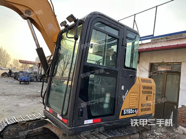 駕駛室整體(整機(jī)外觀) 駕駛室整體(整機(jī)外觀)