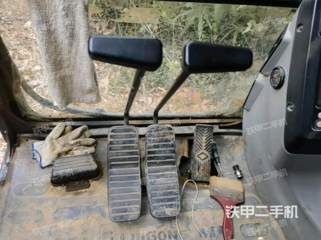 行走控制手柄和踏板?俯拍(駕駛室部分) 行走控制手柄和踏板?俯拍(駕駛室部分)