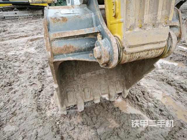 鏟斗右后整體(工作和回轉(zhuǎn)裝置) 鏟斗右后整體(工作和回轉(zhuǎn)裝置)