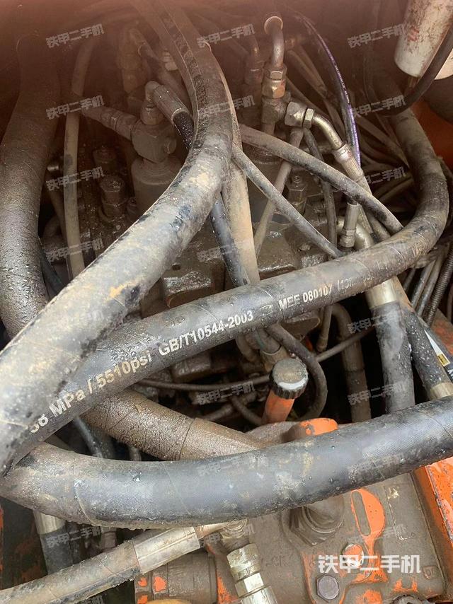 回轉馬達和主控閥(整機外觀) 回轉馬達和主控閥(整機外觀)