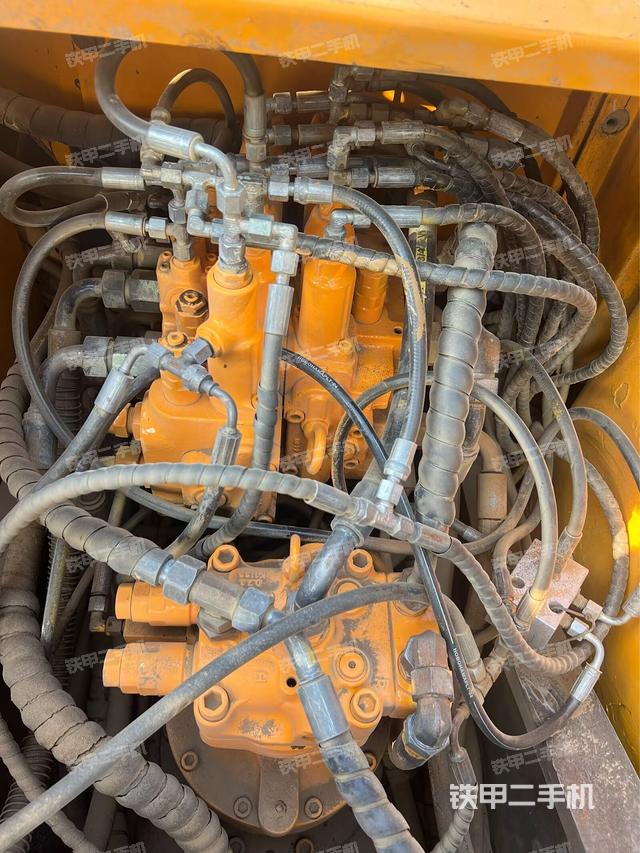 回轉馬達和主控閥（整機外觀）