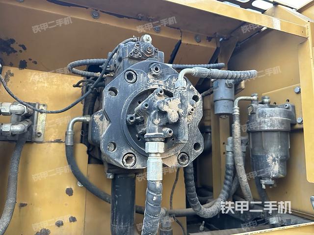 液壓泵艙室正面整體(整機(jī)外觀) 液壓泵艙室正面整體(整機(jī)外觀)