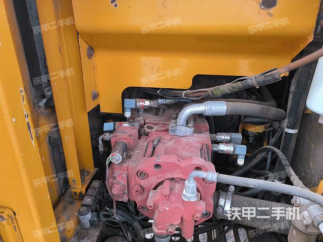 液壓泵艙室正面整體(整機(jī)外觀) 液壓泵艙室正面整體(整機(jī)外觀)