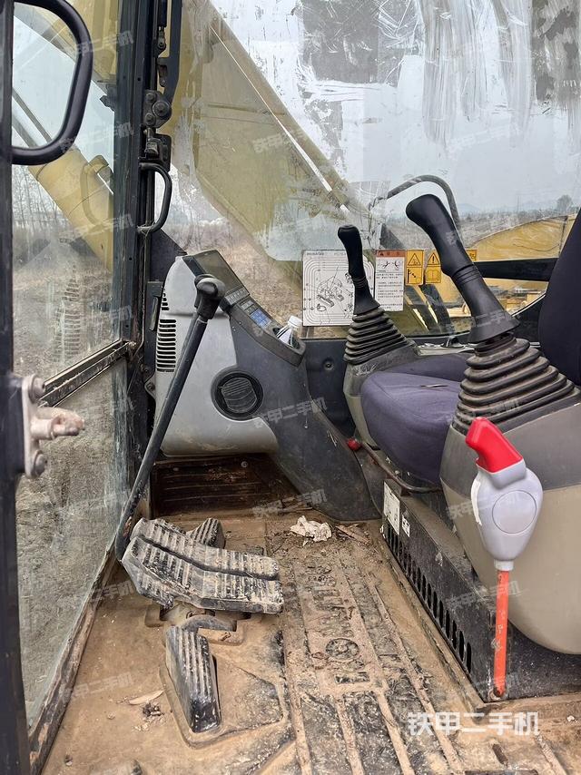 行走控制手柄和踏板?俯拍（駕駛室部分）