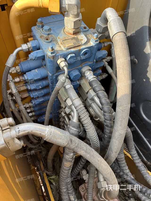 回轉(zhuǎn)馬達(dá)和主控閥(整機(jī)外觀) 回轉(zhuǎn)馬達(dá)和主控閥(整機(jī)外觀)