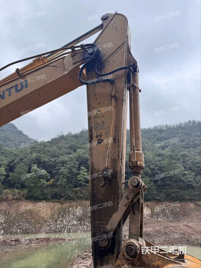 大臂油缸整體?豎拍(工作和回轉(zhuǎn)裝置) 大臂油缸整體?豎拍(工作和回轉(zhuǎn)裝置)