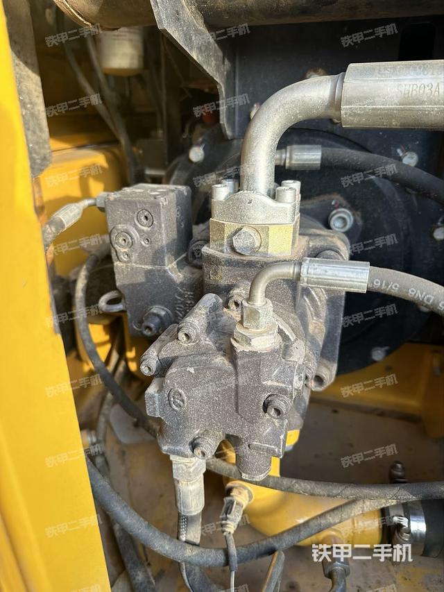 液壓泵艙室正面整體（整機外觀）