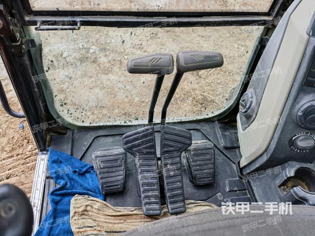 行走控制手柄和踏板?俯拍（駕駛室部分）