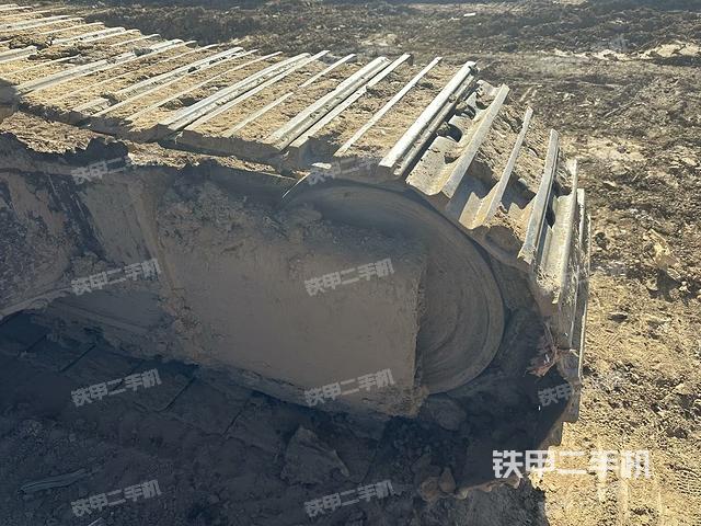 單側(cè)履帶整體(整機外觀) 單側(cè)履帶整體(整機外觀)