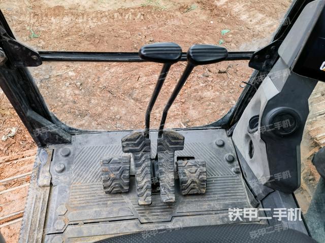 行走控制手柄和踏板?俯拍(駕駛室部分) 行走控制手柄和踏板?俯拍(駕駛室部分)