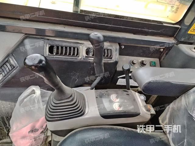 座椅右側(cè)控制臺(tái)/鑰匙門/油門/含右手柄（駕駛室部分）