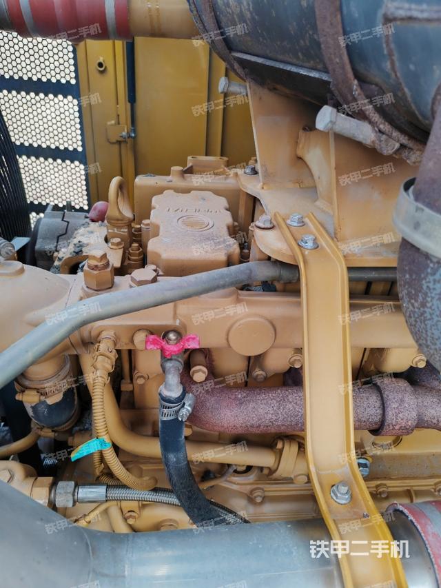 發(fā)動機(jī)右側(cè)（整機(jī)外觀及大件）