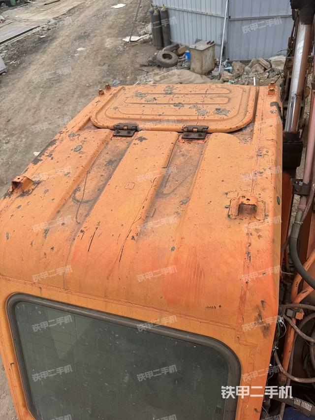 駕駛室頂部(整機(jī)外觀) 駕駛室頂部(整機(jī)外觀)