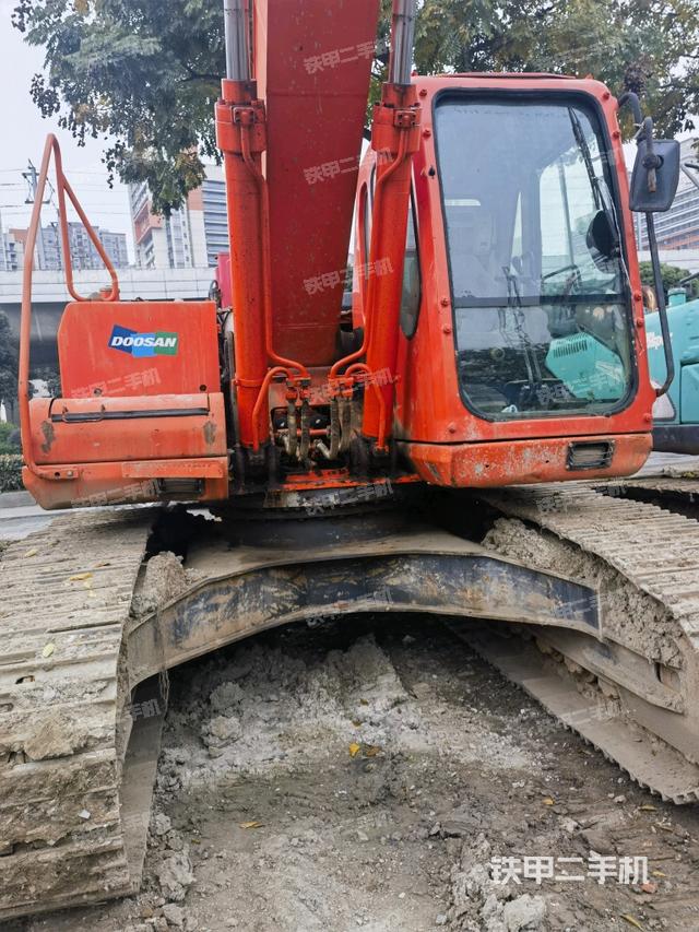 轉(zhuǎn)盤(pán)和下車(chē)架正前(工作和回轉(zhuǎn)裝置) 轉(zhuǎn)盤(pán)和下車(chē)架正前(工作和回轉(zhuǎn)裝置)