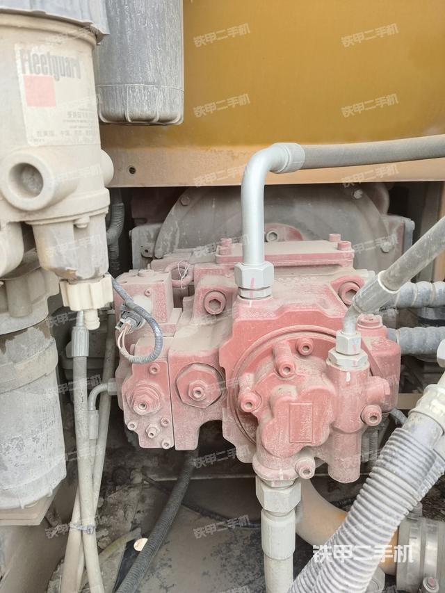 液壓泵艙室正面整體（整機外觀）