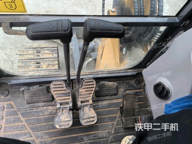 行走控制手柄和踏板?俯拍(駕駛室部分) 行走控制手柄和踏板?俯拍(駕駛室部分)