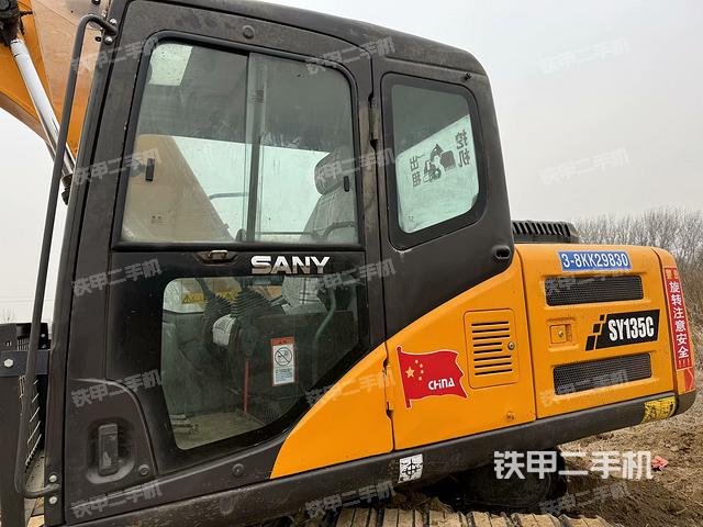 駕駛室整體(整機(jī)外觀) 駕駛室整體(整機(jī)外觀)