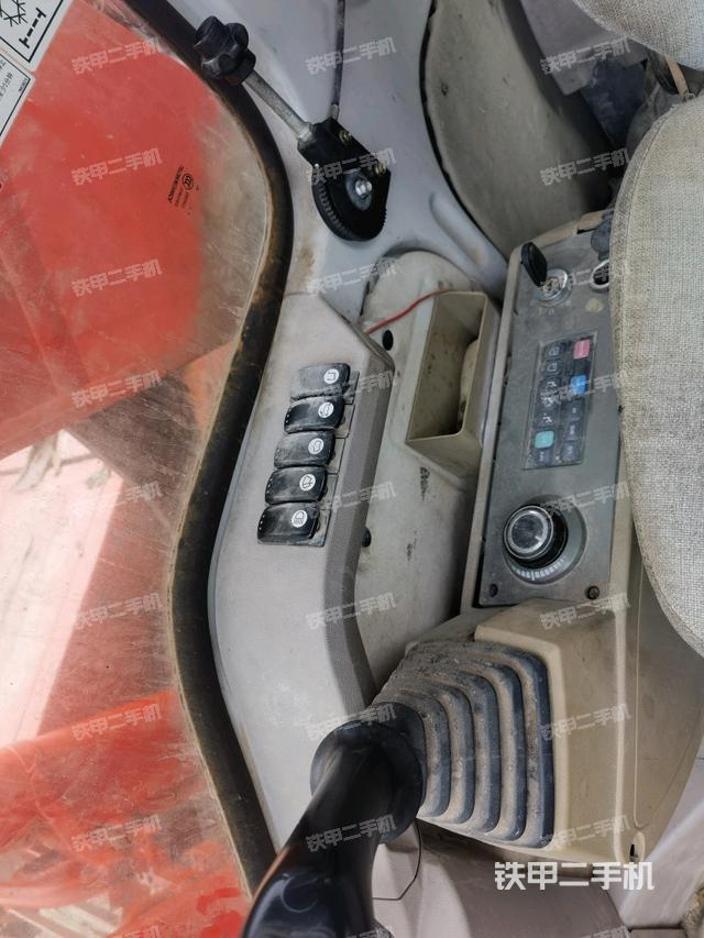 座椅右側(cè)控制臺(tái)/鑰匙門(mén)/油門(mén)/含右手柄(駕駛室部分) 座椅右側(cè)控制臺(tái)/鑰匙門(mén)/油門(mén)/含右手柄(駕駛室部分)